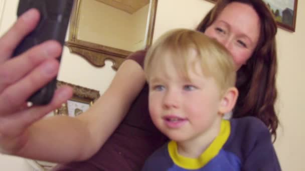 Anne ve oğlu smartphone kullanarak — Stok video