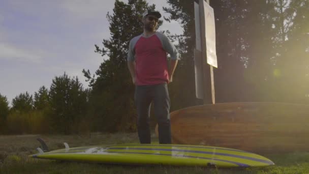 Man i solglasögon med paddle boards — Stockvideo