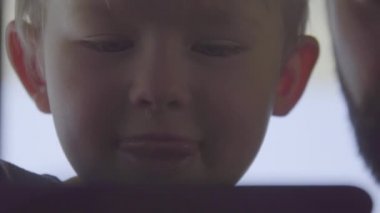 Baba ve oğul smartphone kullanarak