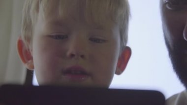 oğul ve baba smartphone kullanarak