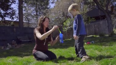 Sevimli genç anne kabarcıklar darbeler