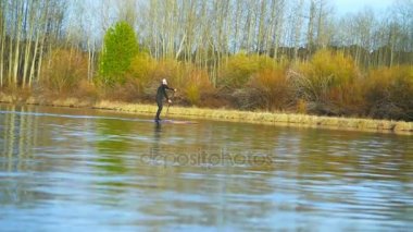 Wetsuit erkekte Nehri üzerinde kayar