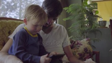 cep telefonu kullanarak oğlu