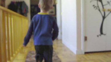 sarışın çocuk başladı futbol topu 