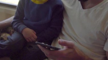 oğul ve baba smartphone kullanarak