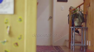 Çocuğun merdivenlerden aşağı çalışır