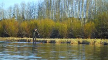 Yetişkin adam kürek kurulları Nehri üzerinde 