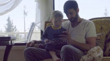 oğul ve baba smartphone kullanarak