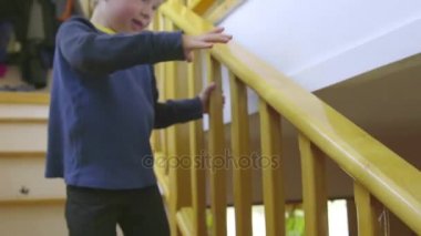 Sevimli genç çocuk pijama
