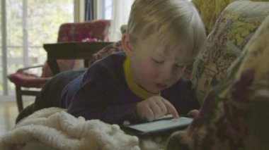  Çocuk cep telefonu kullanır