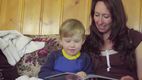 Moeder leest boek met zoon — Stockvideo