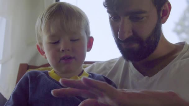 Hijo y padre usando smartphone — Vídeos de Stock