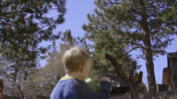 Söt liten pojke blåser bubblor — Stockvideo