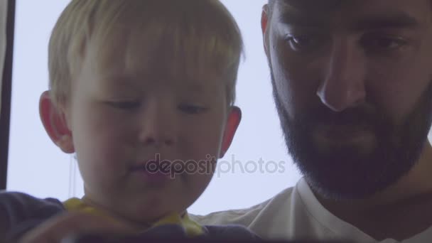 Menino e pai usando telefone celular — Vídeo de Stock