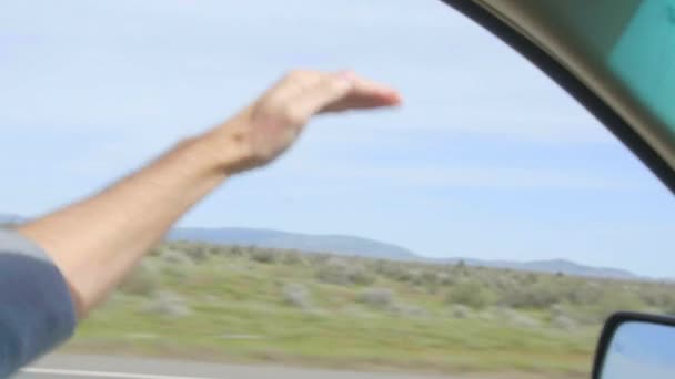 Рука за окном автомобиля — стоковое видео