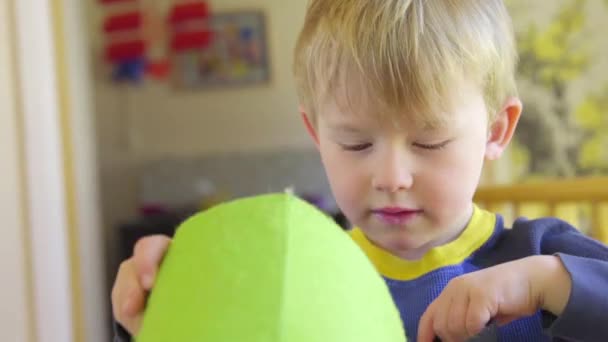 Aranyos fiú helyezi a vödör feje — Stock videók