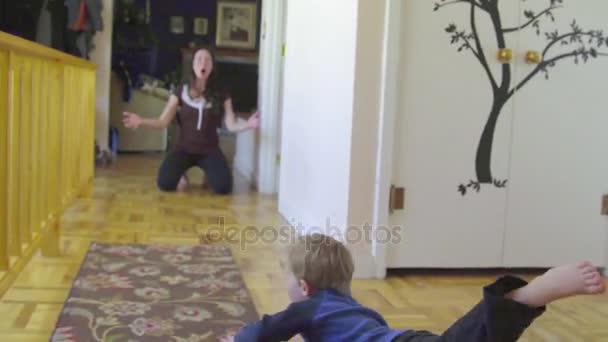 Boy runs to his mom — Stock Video