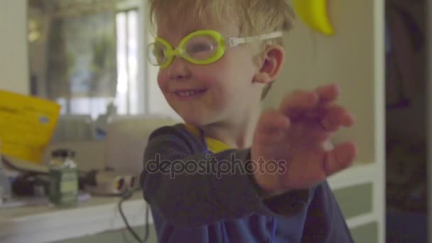 Lindo niño en pijama y gafas — Vídeo de stock