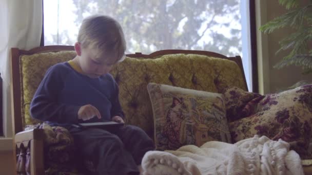 Băiat jucând jocuri pe telefonul mobil — Videoclip de stoc