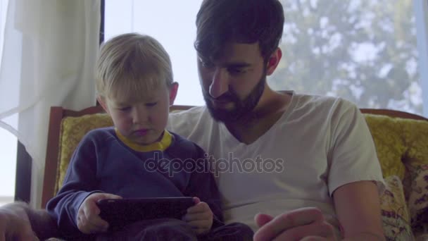 Filho e pai usando smartphone — Vídeo de Stock