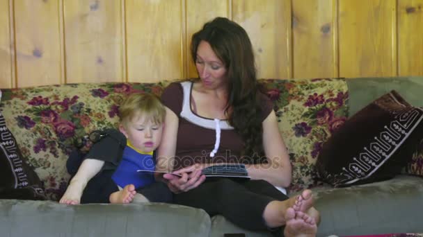 Мати читати книгу до сина — стокове відео