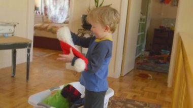  genç çocuk şapka üzerinde çalışıyordu 