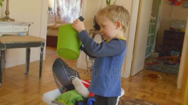  genç çocuk şapka üzerinde çalışıyordu 