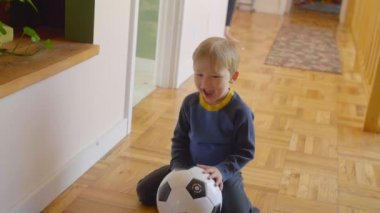 Küçük çocuk ile futbol top oynarken