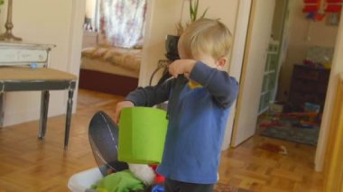  genç çocuk şapka üzerinde çalışıyordu 