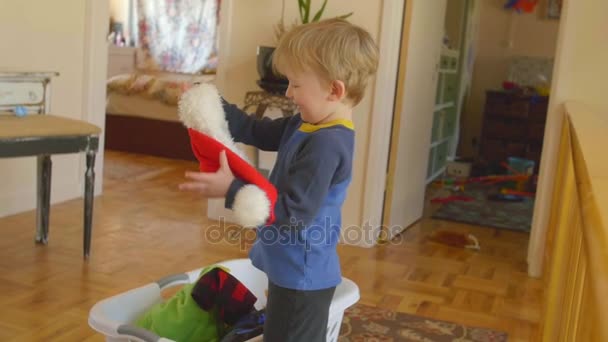 Jeune garçon essayer sur chapeau — Video