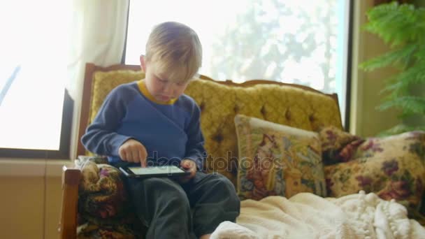 Niño pequeño usando teléfono inteligente — Vídeo de stock