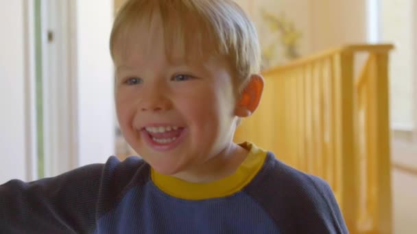 Schattig jongetje glimlachend — Stockvideo