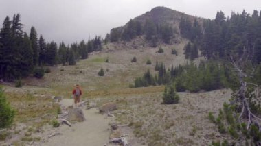 Uzun yürüyüşe çıkan kimse adam dağlarda trekking