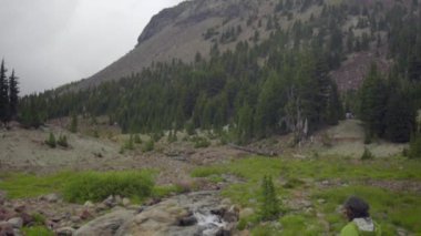 Güzel dere geçen uzun yürüyüşe çıkan kimse kadın