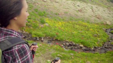 Uzun yürüyüşe çıkan kimse kadın dağlarda trekking