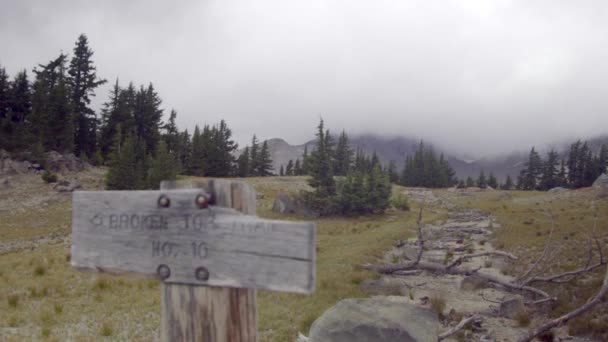 Πινακίδα μπροστά από το ορεινό τοπίο — Αρχείο Βίντεο