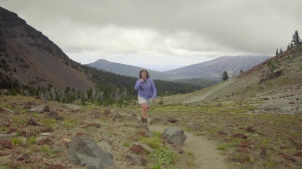 Hiker kvinna vandring i bergen — Stockvideo