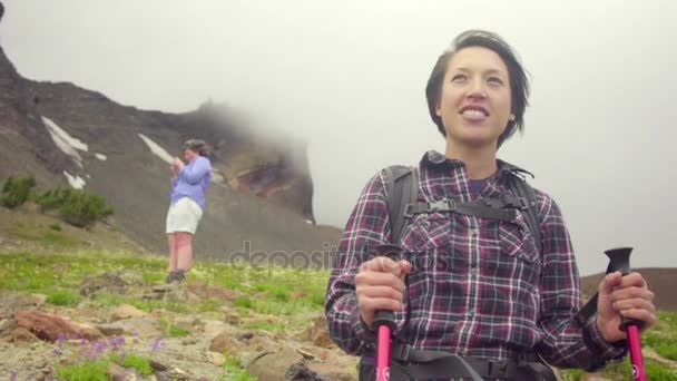 Wandelaar vrouwen trektochten in de bergen — Stockvideo