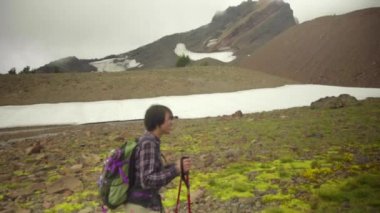 Uzun yürüyüşe çıkan kimse kadın dağlarda trekking
