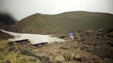 Dağlarda trekking yürüyüşçü