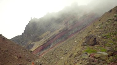 Dağlarda trekking yürüyüşçü