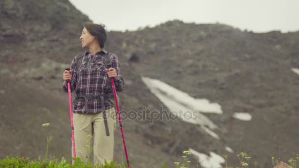 Caminhante mulher trekking nas montanhas — Vídeo de Stock