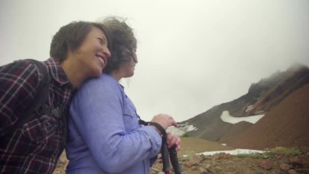 Kobieta rozmawia i patrząc na góry — Wideo stockowe