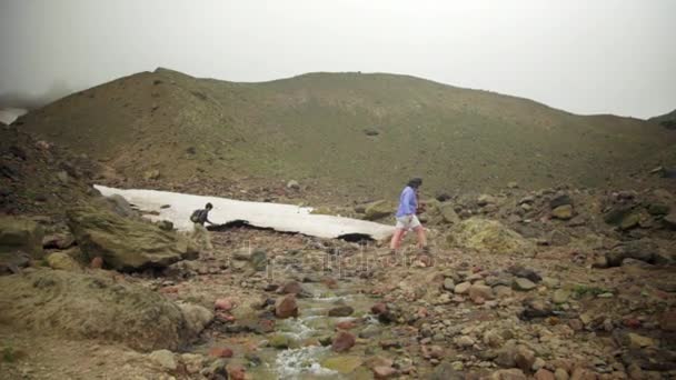 Senderistas trekking en las montañas — Vídeos de Stock