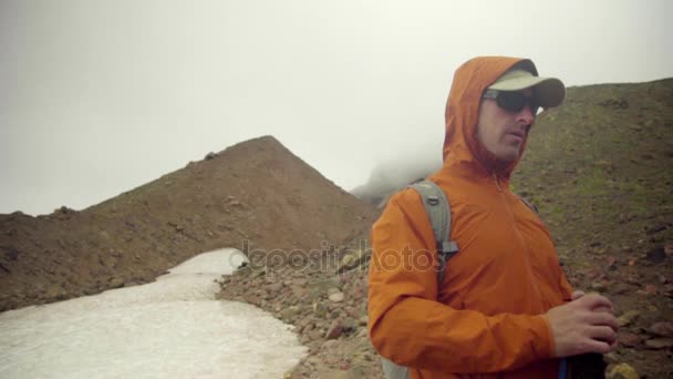 Caminante hombre trekking en las montañas — Vídeos de Stock