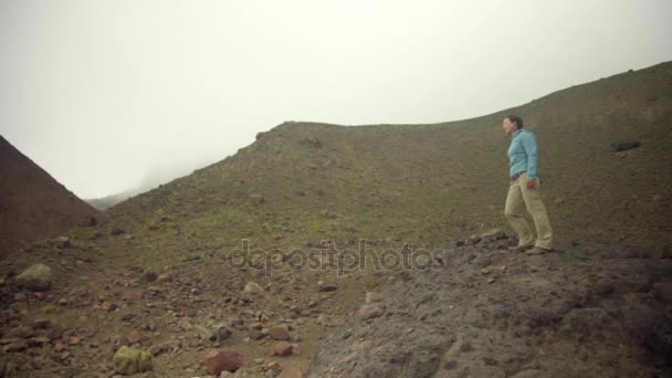 Caminhante mulher trekking nas montanhas — Vídeo de Stock