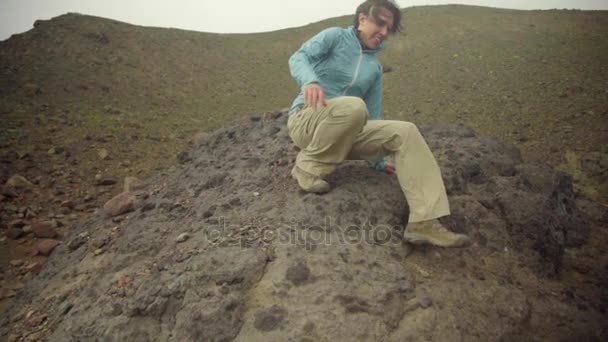 Caminhante mulher trekking nas montanhas — Vídeo de Stock