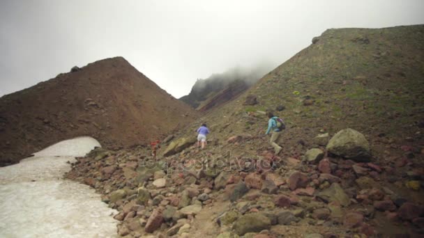 徒步旅行者在山里徒步旅行 — 图库视频影像