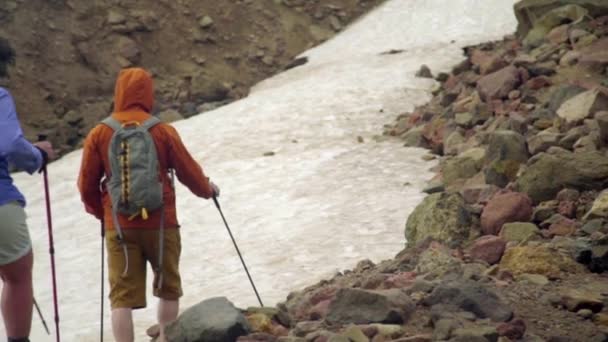 Trekking hombre y mujer en las montañas — Vídeos de Stock