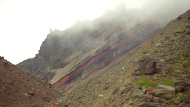 Caminhantes caminhando nas montanhas — Vídeo de Stock